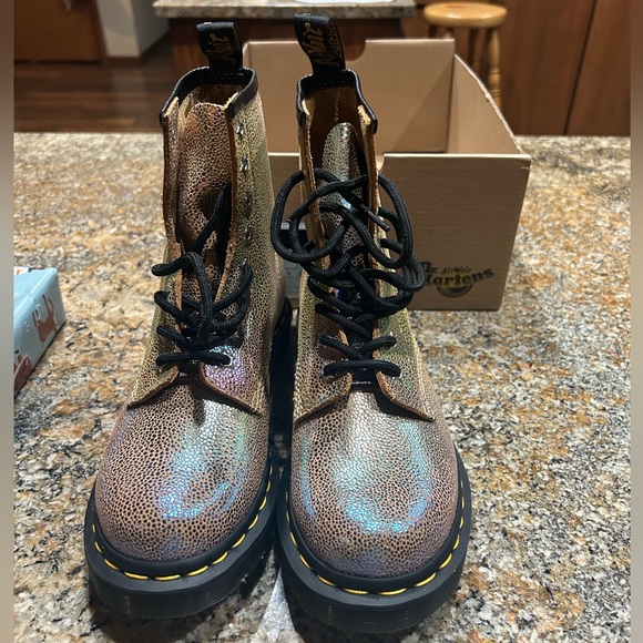Dr. Martens Women's 1460 Sand Rainbow Ray Boots Ladies Size 6 BRAND NEW IN BOX - Picture 2 of 14